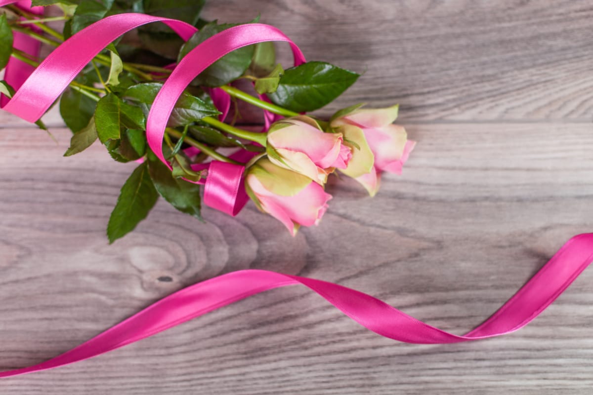 Ghidul complet al panglicilor de satin: culori, texturi și utilizări în aranjamente florale