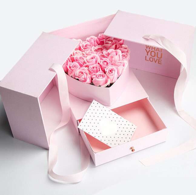 Cutie satinata patrata cu suport interior tip inima si sertar, culoare roz- ROC 5903