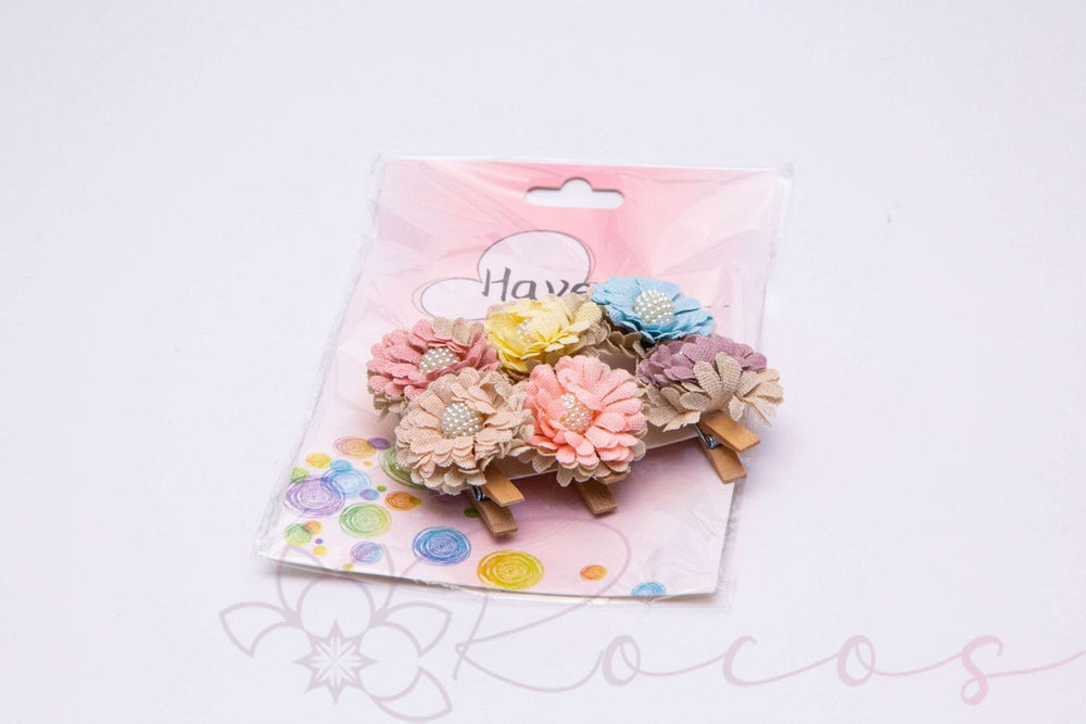 Set 6 accesorii decorative floricele pe carlig de lemn, multicolore